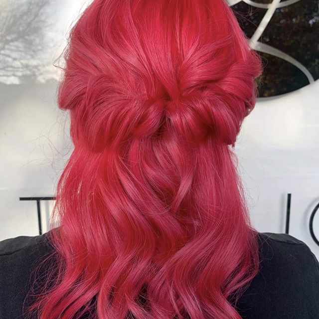 Image of the back of Karen's head. Her hair is medium length, wavy and coloured a vibrant pink.